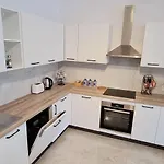 Seaside Serenity 6 - Few Mins Walk To The By Quicktrips شقة